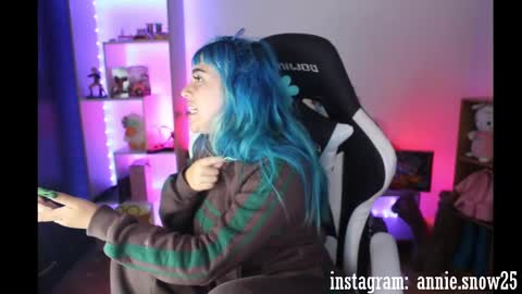 Snapshot of annie_snow_ chatting on 12/17/24, 02:01 JEANNE no olvides seguirme dont forget follow me uu online show from 12/17/24, 02:01