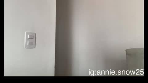 Snapshot of annie_snow_ chatting on 02/05/25, 07:53 JEANNE no olvides seguirme dont forget follow me uu online show from 02/05/25, 07:53