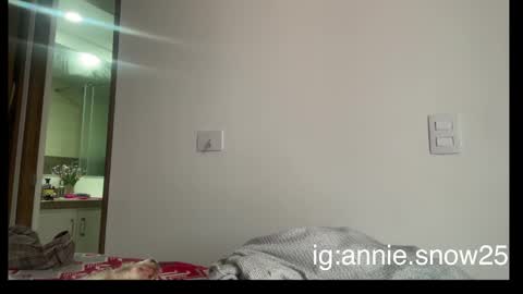 Snapshot of annie_snow_ chatting on 02/13/25, 05:22 JEANNE no olvides seguirme dont forget follow me uu online show from 02/13/25, 05:22