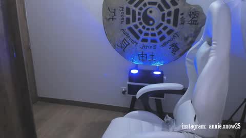 Snapshot of annie_snow_ chatting on 02/18/25, 12:15 JEANNE no olvides seguirme dont forget follow me uu online show from 02/18/25, 12:15