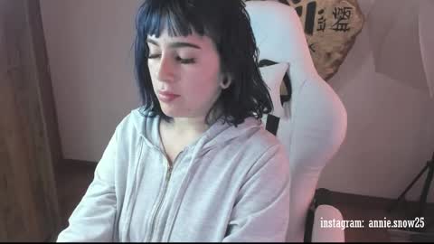 Snapshot of annie_snow_ chatting on 02/19/25, 09:25 JEANNE no olvides seguirme dont forget follow me uu online show from 02/19/25, 09:25