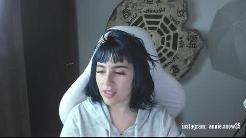 Snapshot of annie_snow_ chatting on 02/20/25, 12:30 JEANNE no olvides seguirme dont forget follow me uu online show from 02/20/25, 12:30