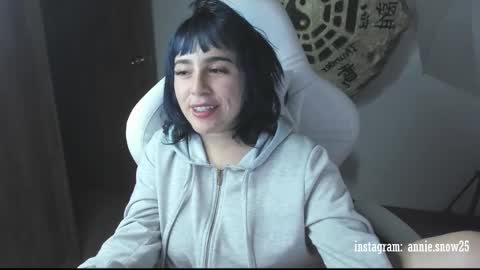 Snapshot of annie_snow_ chatting on 02/20/25, 03:34 JEANNE no olvides seguirme dont forget follow me uu online show from 02/20/25, 03:34