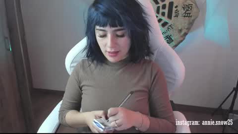 Snapshot of annie_snow_ chatting on 02/20/25, 10:04 JEANNE no olvides seguirme dont forget follow me uu online show from 02/20/25, 10:04