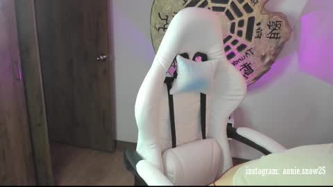 Snapshot of annie_snow_ chatting on 02/21/25, 10:26 JEANNE no olvides seguirme dont forget follow me uu online show from 02/21/25, 10:26