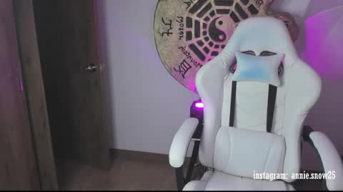 Snapshot of annie_snow_ chatting on 02/22/25, 04:40 JEANNE no olvides seguirme dont forget follow me uu online show from 02/22/25, 04:40