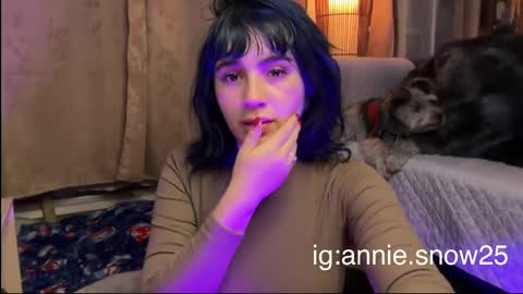 Snapshot of annie_snow_ chatting on 03/01/25, 12:39 JEANNE no olvides seguirme dont forget follow me uu online show from 03/01/25, 12:39