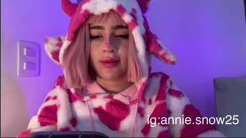 Snapshot of annie_snow_ chatting on 03/04/25, 07:54 JEANNE no olvides seguirme dont forget follow me uu online show from 03/04/25, 07:54