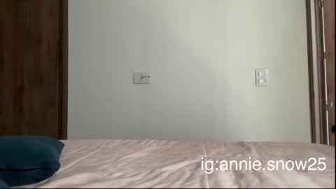 Snapshot of annie_snow_ chatting on 03/06/25, 07:21 JEANNE no olvides seguirme dont forget follow me uu online show from 03/06/25, 07:21