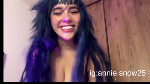 Snapshot of annie_snow_ chatting on 03/11/25, 12:22 JEANNE no olvides seguirme dont forget follow me uu online show from 03/11/25, 12:22