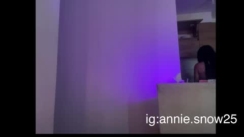 Snapshot of annie_snow_ chatting on 03/11/25, 07:25 JEANNE no olvides seguirme dont forget follow me uu online show from 03/11/25, 07:25