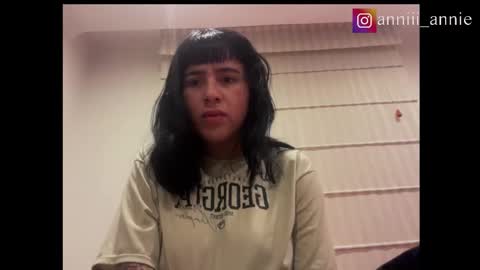 Snapshot of annie_snow_ chatting on 10/02/25, 02:40 JEANNE no olvides seguirme dont forget follow me uu online show from 10/02/25, 02:40