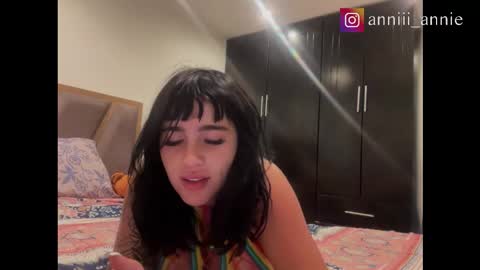 Snapshot of annie_snow_ chatting on 10/23/25, 08:51 JEANNE no olvides seguirme dont forget follow me uu online show from 10/23/25, 08:51