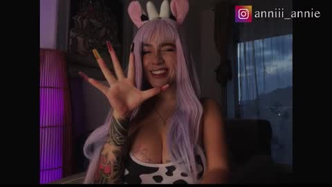 Snapshot of annie_snow_ chatting on 11/06/25, 10:43 JEANNE no olvides seguirme dont forget follow me uu online show from 11/06/25, 10:43