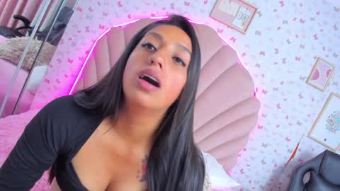 Snapshot of anniee_love_ chatting on 12/17/24, 12:45 Anto online show from 12/17/24, 12:45