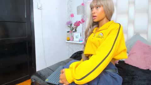 Snapshot of anniee_love_ chatting on 03/03/25, 06:22 Anto online show from 03/03/25, 06:22