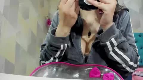 Annie online show from 11/10/25, 04:17