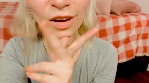 Snapshot of annietinky chatting on 09/18/25, 02:35 annietinky online show from 09/18/25, 02:35