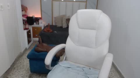 Snapshot of annita_cooper_ chatting on 01/01/25, 05:11 anna online show from 01/01/25, 05:11