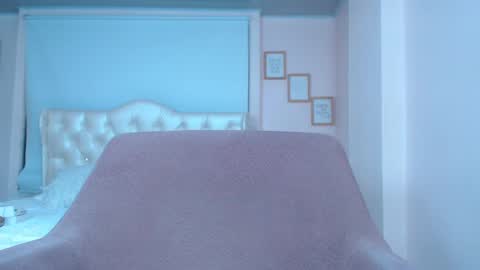 Snapshot of anny_louis chatting on 02/24/25, 05:00 ANNY LOUIS online show from 02/24/25, 05:00