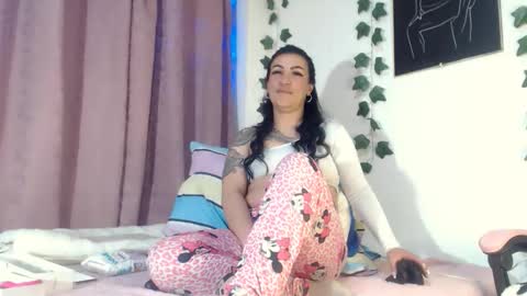 Snapshot of annyevans_ chatting on 09/24/25, 11:57 online show from 09/24/25, 11:57