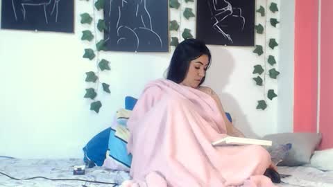 Snapshot of annyevans_ chatting on 10/28/25, 01:58 online show from 10/28/25, 01:58