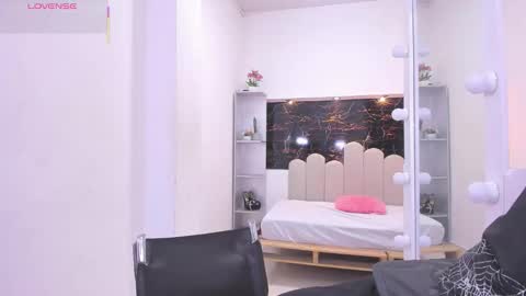 Snapshot of annyrosee chatting on 10/24/25, 07:54 Anny online show from 10/24/25, 07:54