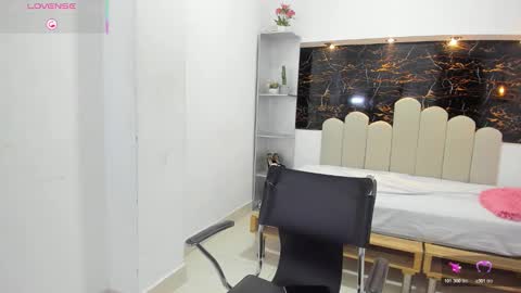 Snapshot of annyrosee chatting on 10/25/25, 08:36 Anny online show from 10/25/25, 08:36