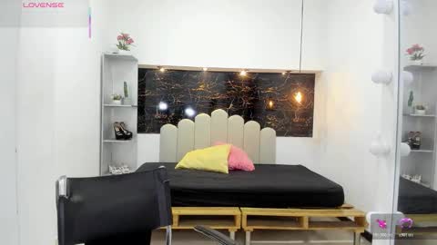 Snapshot of annyrosee chatting on 10/28/25, 07:49 Anny online show from 10/28/25, 07:49