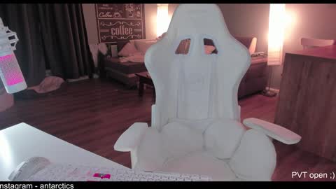 Snapshot of antarctic_ chatting on 01/10/25, 07:43 Inst antarctics online show from 01/10/25, 07:43