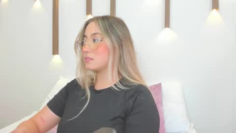 Snapshot of antonella_cutie_ chatting on 02/11/25, 03:40 A N T O N E L L A online show from 02/11/25, 03:40