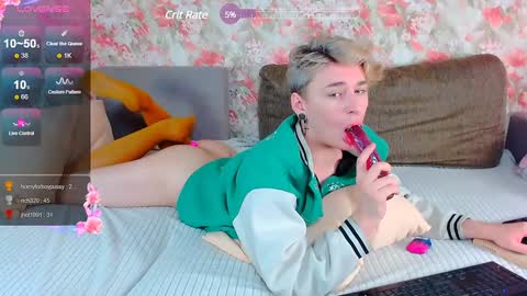 Snapshot of antonylewis chatting on 01/14/25, 09:35 YummyTony online show from 01/14/25, 09:35