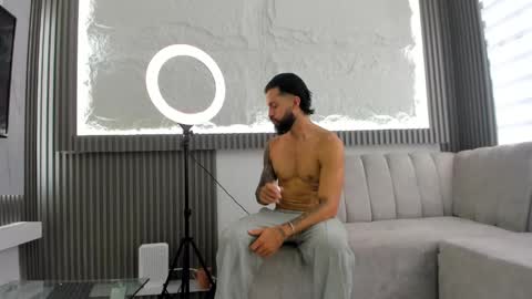 Snapshot of apolo_bianco_ chatting on 02/22/25, 05:02 APOLO online show from 02/22/25, 05:02