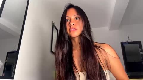 Snapshot of aprettyy chatting on 10/12/25, 02:43 Anny online show from 10/12/25, 02:43