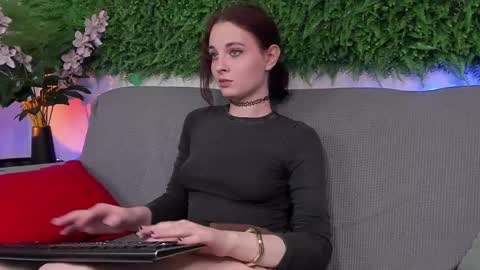 Snapshot of aprilavery chatting on 03/05/25, 10:32 April online show from 03/05/25, 10:32