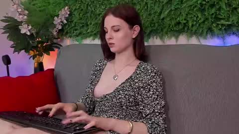 Snapshot of aprilavery chatting on 03/08/25, 10:24 April online show from 03/08/25, 10:24