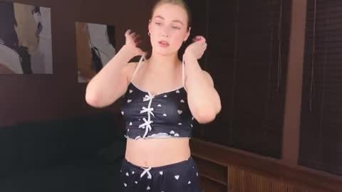 Snapshot of aprildray chatting on 11/16/25, 03:06 April online show from 11/16/25, 03:06