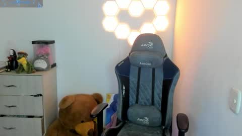 Snapshot of aqua_emilly chatting on 10/23/25, 11:03 aqua emilly online show from 10/23/25, 11:03