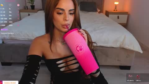 Snapshot of arabian_beautyy chatting on 11/03/25, 09:43 IsaBella online show from 11/03/25, 09:43