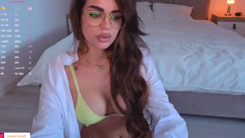 Snapshot of arabian_beautyy chatting on 11/06/25, 08:59 IsaBella online show from 11/06/25, 08:59