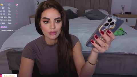 Snapshot of arabian_beautyy chatting on 11/08/25, 11:54 IsaBella online show from 11/08/25, 11:54