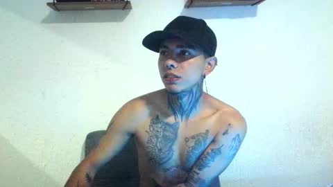 Snapshot of aress_1 chatting on 11/12/25, 04:35 Ares online show from 11/12/25, 04:35