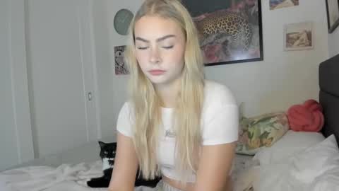 Snapshot of ariah_is_blonde chatting on 10/01/25, 07:20 Ariah online show from 10/01/25, 07:20