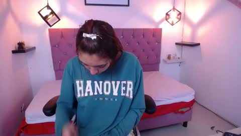 Snapshot of ariana_toro chatting on 09/19/25, 02:29 ariana_toro online show from 09/19/25, 02:29