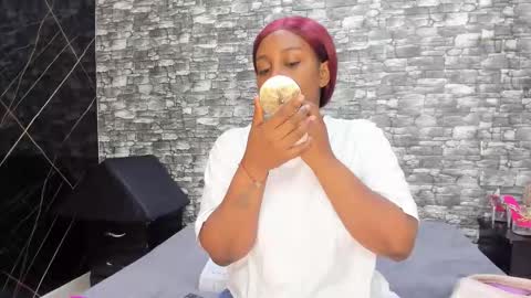 Snapshot of arianaablack chatting on 10/23/25, 12:04 Ariana online show from 10/23/25, 12:04