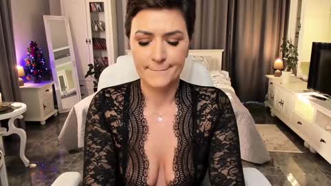 Snapshot of arianasage_ chatting on 12/17/24, 12:33 Ana online show from 12/17/24, 12:33