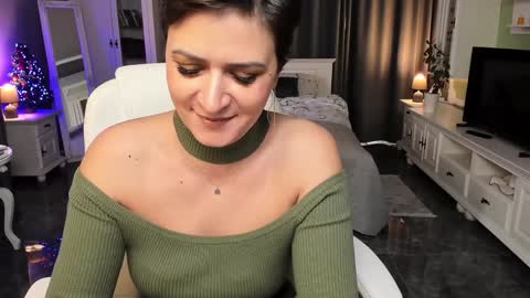 Snapshot of arianasage_ chatting on 12/20/24, 10:05 Ana online show from 12/20/24, 10:05