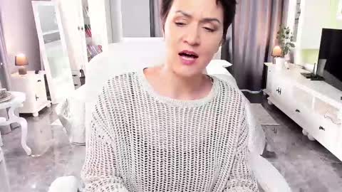 Snapshot of arianasage_ chatting on 03/10/25, 10:15 Ana online show from 03/10/25, 10:15