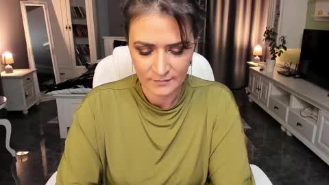 Snapshot of arianasage_ chatting on 10/24/25, 06:37 Ana online show from 10/24/25, 06:37