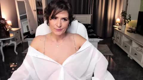 Snapshot of arianasage_ chatting on 11/07/25, 05:02 Ana online show from 11/07/25, 05:02